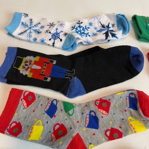 Christmas sock 9 pairs NWOT - Picture 5 of 9